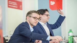 Präsident der SP Graubünden, Philipp Wilhelm, und Parteisekretär Lukas Horrer am Parteitag.