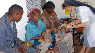 Hilfe vor Ort: In Äthiopien ist Schwester Luzia für ein Impfprogramm unterwegs. 