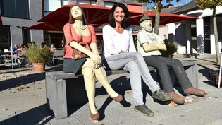 Die Tonfiguren der bildenden Künstlerin Franziska John auf dem Ammler Dorfplatz soregen für Gesprächsstoff.