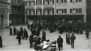 Zwischen 1910 und 1930 herrscht auf dem Kornplatz emsiges Treiben vor dem Globus.