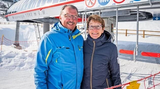 Wollen nicht nur die Faust im Sack machen: Zweitwohnungsbesitzer Martin und Ursula Lüdin am Fusse der neuen Bahn.