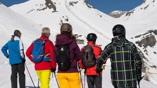 Unglück in Crans-Montana: Skifahrer betrachten den Ort, an welchem am Vortag auf 2500 Metern Höhe die Lawine Richtung Skipiste donnerte.