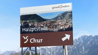 Die neuen Tafeln laden zur Ausfahrt von der Autobahn und zum Besuch von Chur ein.