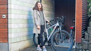 Strahlend vor Freude: Anja Pittini wird vom «Südostschweiz»-Christkind mit einem neuen Bike überrascht.  Bereits drei Velos wurden der Schülerin gestohlen.