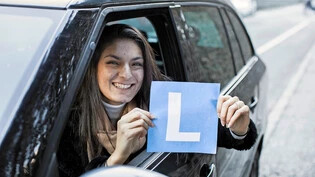 Früher, dafür länger: 17-Jährige dürfen ab dem nächsten Jahr Autofahren lernen, das L müssen sie aber zwölf Monate behalten.