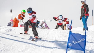Erst das Rennen, dann die Freude: Am Skirennen der Schule St. Antönien geben die Schülerinnen und Schüler Vollgas – zum Schluss gibt’s eine Urkunde und einen Gutschein für einen «Znüni».