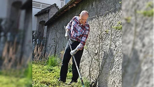 Frühjahrsarbeit: Hauswart Ernst Gallati macht den Garten des Freulerpalasts wieder startklar.