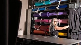 Bereit: Adriana Pianegonda rüstet sich für den Verkauf in ihrem Textil-Baumarkt. Bild Philipp Baer