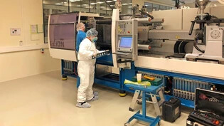 Sauber gemacht: Die umgebaute Netstal-Maschine produziert im Reinraum der Weidmann Medical in Bad Ragaz seit dem 8. Mai Plastikteile für die dringend benötigten Coronatests.
