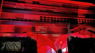 In rotem Licht erstrahlt: Die Starlite Eventhall in Jona war am Montagabend Teil der europaweiten Aktion «Night of Light». Bild zVg