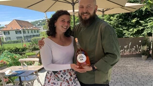 Bekamen eine Flasche Rosé für Platz vier der 50 besten Restaurants: Caroline und Michael Rohrer vom Restaurant «Bluemä» Uznach.