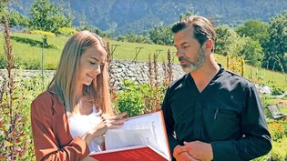 Der Geschmack von Graubünden: Andreas Caminada zeigt der Bloggerin Loredana sein Kochbuch «Pure Leidenschaft», mit dem er  auf der «Schweizer Buchreise» den Kanton vertritt. 