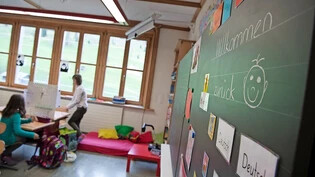 Beinahe wie früher: Die Bündner Schülerinnen und Schüler kehren wie gewohnt in ihr Klassenzimmer zurück. Bild: Philipp Baer