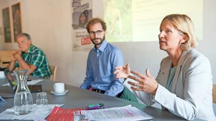 Martin Kreiliger (links), Armando Lenz und Sandra Locher Benguerel sorgen sich um die Artenvielfalt in der Schweiz. 