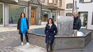 Wollen den Gigerplatz in Chur aufwerten: Susanne Lebrument (links), Sandra Cortesi und Arnold Crameri präsentieren eine Aluminiumplatte von HR Giger, die ab Mai im Storchenbrunnen zu sehen ist.