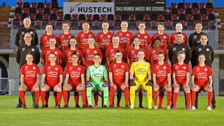 Freuen sich, dass es ab dem 27. März mit der Meisterschaft weitergeht: die Spielerinnen des NLB-Frauenteams des FC Rapperswil-Jona und ihr Betreuerstab. 