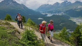 Die siebte Etappe: Die Wanderinnen und Wanderer haben bei der Wanderung immer das grandiose Panorama der Berninakette im Blick.
