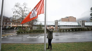Legt selbst Hand an: Spitaldirektorin Stephanie Hackethal lässt vor dem Spital Glarus kurzzeitig die Fahne ihrer Heimatstadt Hamburg wehen.