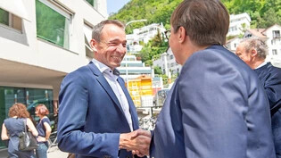 Gewissheit nach langem Warten: Der frisch gewählte Regierungsrat Martin Bühler nimmt vor dem Stadthaus in Chur Gratulationen entgegen.