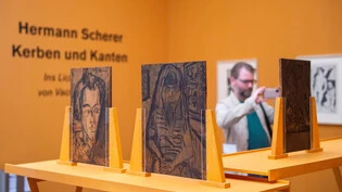 Seltene Einblicke in die Künstlerwerkstatt: Im Bündner Kunstmuseum werden Druckstöcke und Einzelabzüge für einmal gemeinsam ausgestellt. 