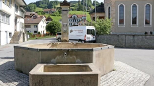 Bleiben meist trocken: Nur bei Niederschlag führt der Dorfbrunnen in Rieden wieder etwas Wasser.