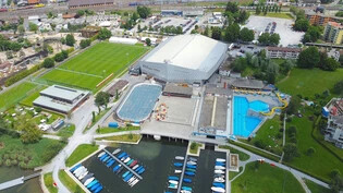 Erneuerung in Etappen: Der Stadtrat von Rapperswil-Jona will im zweiten Anlauf rasch eine neue Badi im Lido bauen – dass er dabei die zwei Bootshallen (Bildmitte) aussen vor lässt, gefällt nicht allen.