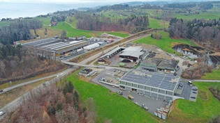 Ausbau wird konkret: Links der Autobahn soll eine massiv vergrösserte Biogasanlage entstehen, rechts eine erneuerte Anlage für die Wiederverwertung von Bauabfällen und Aushub.