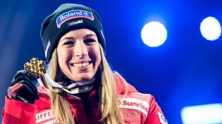 Sie hat es geschafft: Skirennfahrerin Jasmine Flury auf Davos holt an der Weltmeisterschaft in Méribel die Goldmedaille.