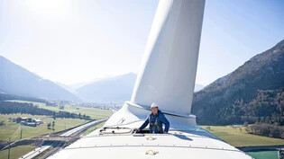 Beste Aussicht: Initiator Jürg Michel auf dem Windkraftwerk in Haldenstein bei Chur. 