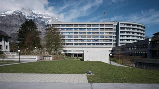 Gegen den Fachkräftemangel: Das Kantonsspital Glarus erhöht die Löhne der Angestellten um insgesamt 3,3 Millionen Franken.