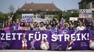Die Frauenstreikkollektive mobilisieren landesweit zum Frauenstreik am 14. Juni. Im Bild: Parlamentarierinnen Ende Mai an einer Medienkonferenz in Bern. (Archivbild)