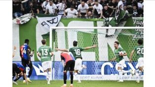 Der Matchwinner: Lukas Görtler (Mitte, Nr. 16) bejubelt seinen 2:1-Siegtreffer für den FC St. Gallen beim Saisonauftakt vor heimischem Publikum gegen den FC Basel.