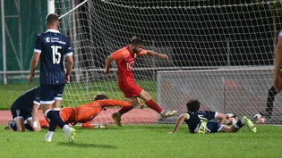 Die Entscheidung: Nachdem sein erster Abschluss vom Luzerner Keeper abgewehrt wurde, setzt FCRJ-Stürmer Dimitri Volkart (Mitte) nach und erzielt den 2:1-Siegtreffer. 