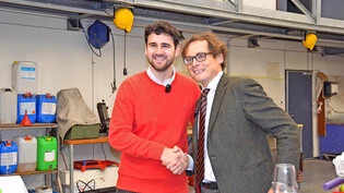 Prominenter Mentor: Roger Köppel mit Mihajlo Mrakic (links) in der Helbling-Werft in Schmerikon.