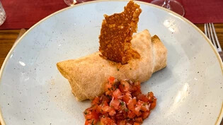 Burrito mit Pico de Gallo: Die üppigen Aromen des geschmorten Schweinefleischs treffen auf die Frische des mexikanischen Salats