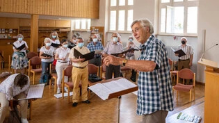 «Häsch si, d’Nota?» Rico Peterelli probt mit dem Bündner Seniorenchor Canziano! in der Churer Friedenskirche.