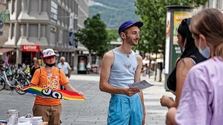 Vernetzen und sensibilisieren: Nic Senften von der «Khur Pride» spricht mit Passantinnen über die Anliegen queerer Menschen.