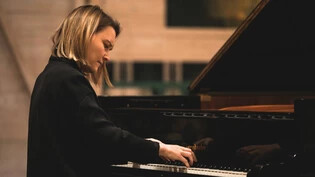 Für einmal solo: Pianistin Alena Sojer beim Klavierrezital in Riom.