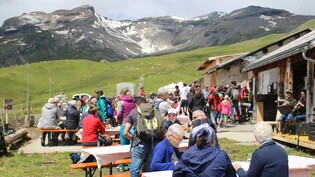 Gelungener Auftakt: Bei der ersten Agrischa haben über 400 Gäste die Alp Curtginatsch am Schamserberg besucht.