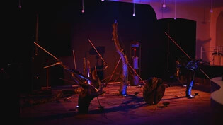 Sowohl Objekte als auch Instrumente: Das Burned Instruments Orchestra (BIO) vor der Performance am Donnerstagabend im Theater Chur.