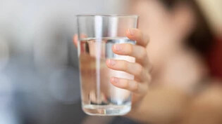 Wasser statt Wein: Das Projekt Dry January fordert dazu auf, während des Monats Januar bewusst auf alkoholische Getränke zu verzichten.