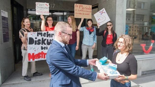 1000 Unterschriften: Die Jungsozialistinnen haben die Petition «Viva la menstruaziun» im vergangenen Sommer an Simon Bott, Departementssekretär für das Erziehungs-, Kultur- und Umweltschutzdepartement, übergeben.