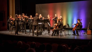 Benefizkonzert für die Ukrainehilfe Graubünden: Das Junge Orchester Graubünden (JOG), das den Anlass organisiert hat, eröffnet das Programm im Theater Chur unter der Leitung von Mathias Kleiböhmer.