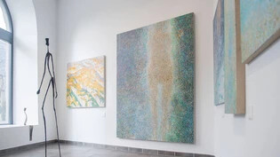 Im Dialog: Gemälde von Kathi Shtraus Valär treffen in der Galerie Obertor auf Bilder von Michael Fridman und Skulpturen von Roman Platz.