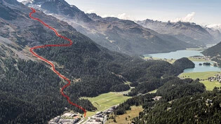 Abfahrt auf sicher: Eine Beschneiungsanlage entlang der Hahnenseepiste (rot) soll die Verbindung der Skigebiete Corvatsch (rechts) und Corviglia (links) garantieren.