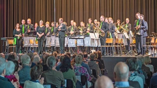  
Spitzenformation der kantonalen Blasmusik und doch bescheiden: Die Musikerinnen und Musiker von Graubünden Brass unter der Leitung von Gian Stecher nehmen im Churer Titthofsaal den verdienten Beifall dankbar entgegen.