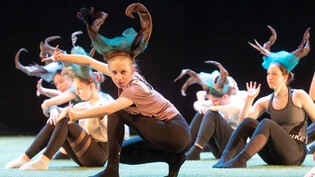 Noch nicht in den späteren Kostümen: Tanzschülerinnen aus der Region proben im Theater Chur für die Aufführung der Produktion «Pure». 