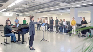 Probe im Chorcenter Chur:  Begleitet von Pianist Marco Schädler, feilt Martina Hug mit ihrem neuen Chor am Auftrittsprogramm.