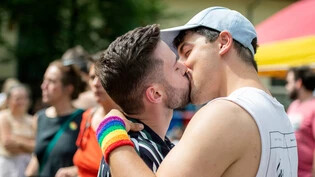 Liebe feiern geht auch ohne Hochzeit: Ein homosexuelles Paar küsst sich an der «Khur Pride» Anfang Juni. 