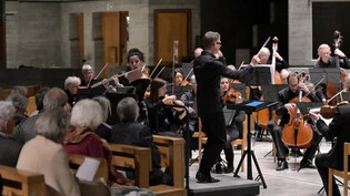 Trouvaillen in der Heiligkreuzkirche: Der Orchesterverein Chur spielt unter der Leitung seines Dirigenten Hugo Bollschweiler Musik mit Bezug zur französischen Hauptstadt – mehr als eine glänzende Figur macht die Solistin Sarah-Maria Schmid.  

